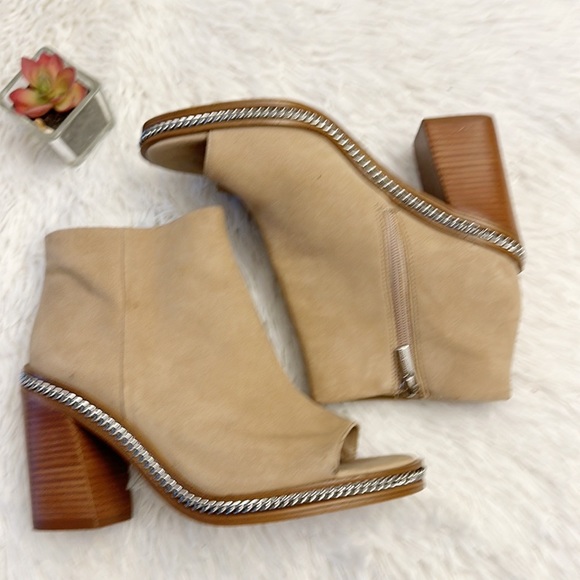 Vince Camuto Bitnny Tan Suede Chain Peep Toe Ankle Heel Bootie women size 8.5 - Picture 6 of 8